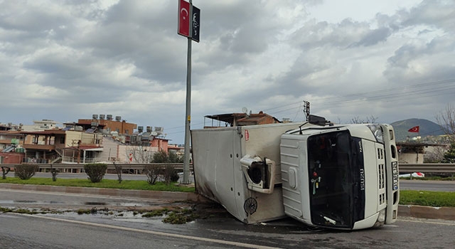 Hatay’da devrilen kamyonun sürücüsü yaralandı