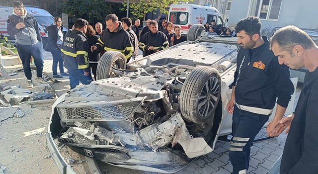 Hatay’da devrilen otomobildeki 2 kişi yaralandı