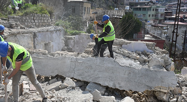 Hatay’da iş makinesinin ulaşamadığı hasarlı binaları özel ekip yıkıyor