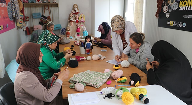 Hatay’da konteyner kente açılan atölye, kadınları meslekle tanıştırıyor