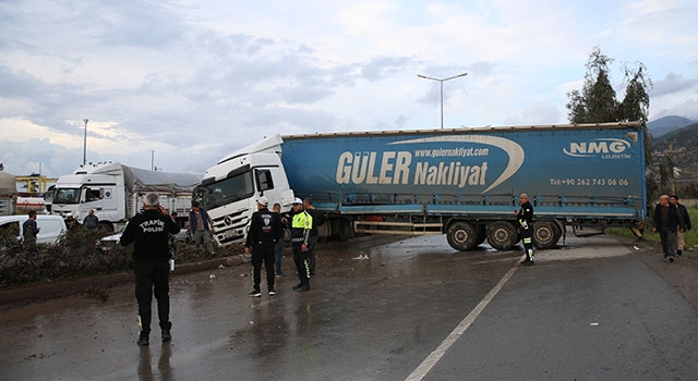 Hatay’da tır ile kamyonun çarpışması sonucu 3 kişi yaralandı