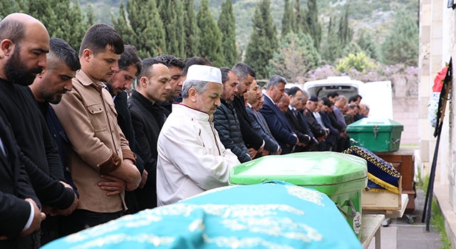 Hatay’da trafik kazasında ölen aynı aileden 6 kişinin cenazeleri defnedildi