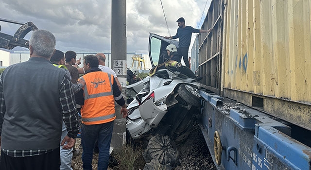 Hatay’da trenin çarptığı otomobilin sürücüsü yaralandı