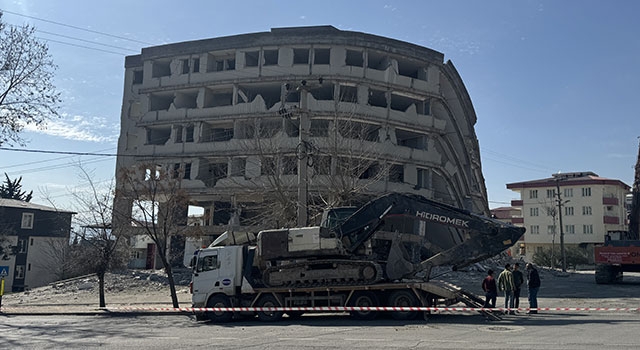 Kahramanmaraş’ta ağır hasarlı binaların yıkımı sürüyor