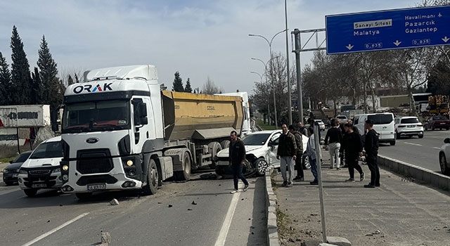 Kahramanmaraş’ta otomobil ile kamyonun çarpıştığı kazada 1 kişi yaralandı