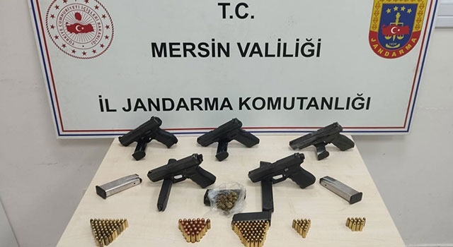 Mersin’de silah ticareti yaptıkları iddiasıyla 5 zanlı yakalandı