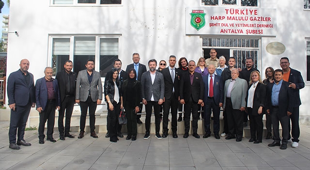 Muratpaşa Belediye Başkan Adayı Manavoğlu, ziyaretlerini sürdürüyor