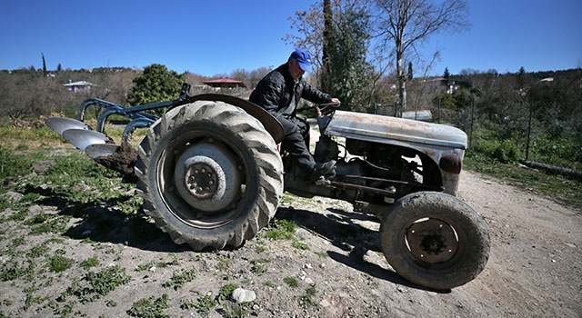 Osmaniyeli çiftçi, emektar traktörüyle 36 yıldır tarla sürüyor