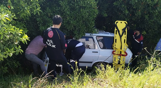 Adana’da narenciye bahçesine devrilen otomobildeki 4 kişi yaralandı