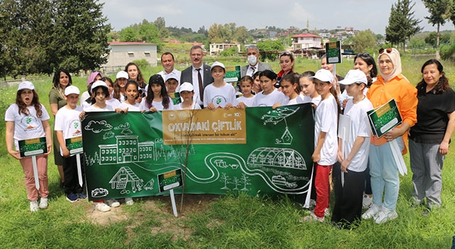 Adana’da ”Okulda Çiftlik” projesiyle öğrenciler meyve fidanı dikti
