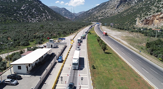 Antalya’da jandarma havadan ve karadan trafik denetimi yaptı