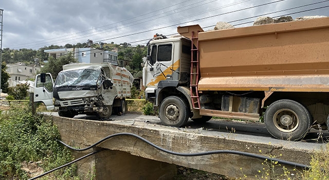Antalya’da kamyonla çarpışan kamyonetin sürücüsü ağır yaralandı