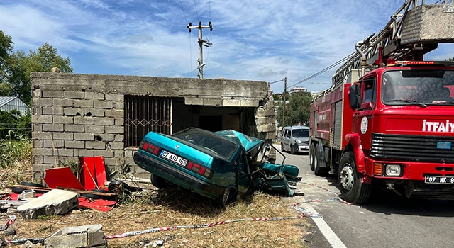 Antalya’da metruk binaya çarpan otomobilin sürücüsü ağır yaralandı