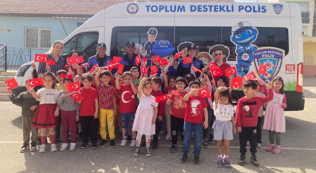 Antalya’da polis ekipleri okullarda bilgilendirme yaptı