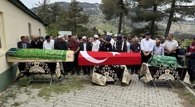 Balıkesir’deki trafik kazasında ölen uzman çavuş, eşi ve çocuğu Kahramanmaraş’ta toprağa verildi