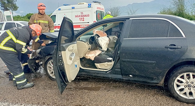 Hatay’da iki otomobilin çarpışması sonucu 4 kişi yaralandı