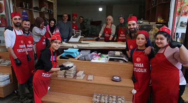 Hatay’daki tarihi Uzun Çarşı’da, tescilli lezzet kömbenin yapımı sürüyor