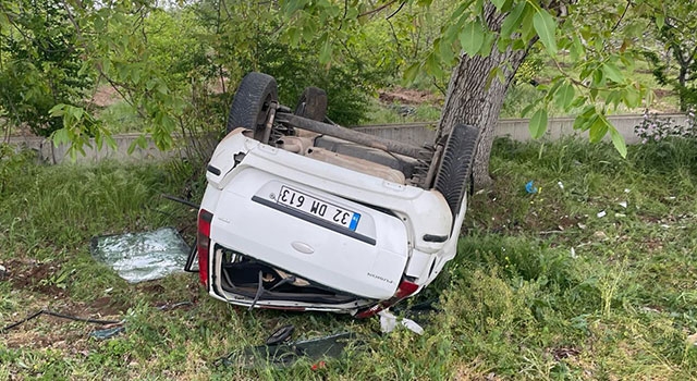 Isparta’da otomobilin şarampole devrildiği kazada 1 kişi öldü 4 kişi yaralandı