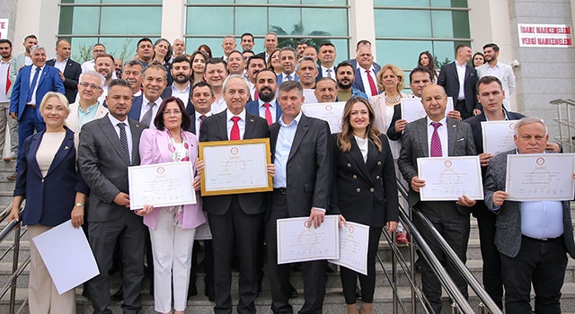 Kepez Belediye Başkanı Kocagöz mazbatasını aldı