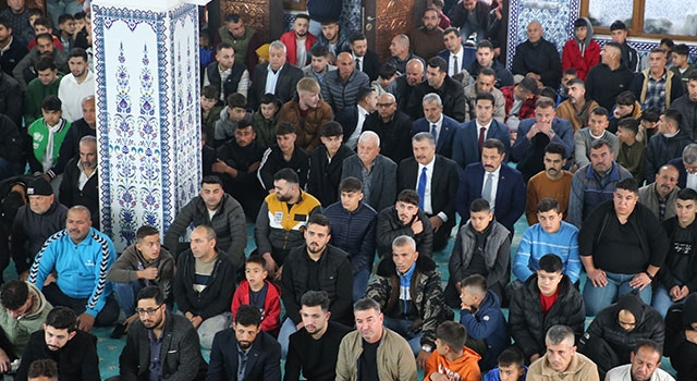 Sağlık Bakanı Koca, bayram namazını Hatay’da kıldı