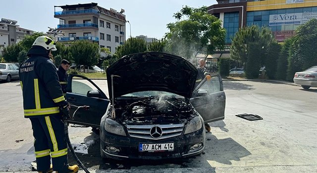 Alanya’da park halindeki otomobilde çıkan yangın söndürüldü