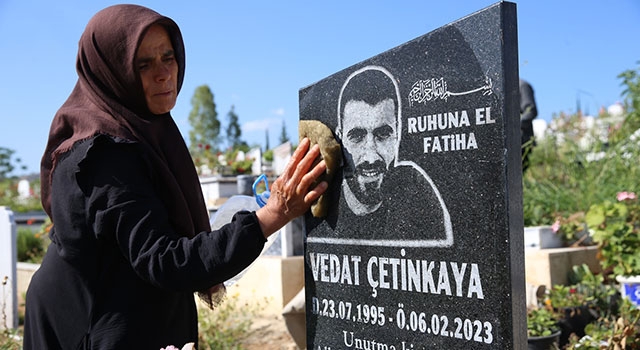 Depremde kaybettiği oğlunun mezarını her gün ziyaret ediyor