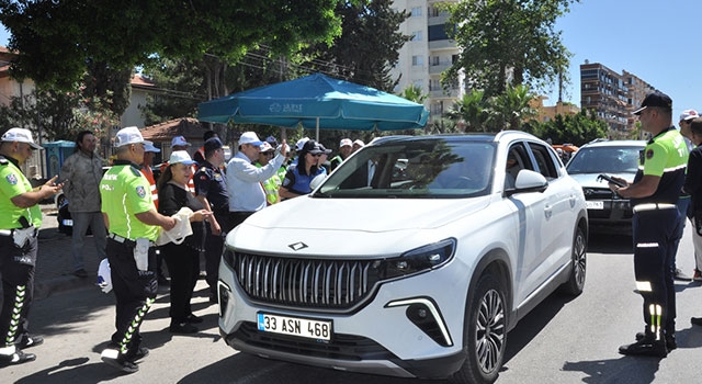 Mersin Silifke’de sürücülere çilek ve lokum ikramıyla bilgilendirme