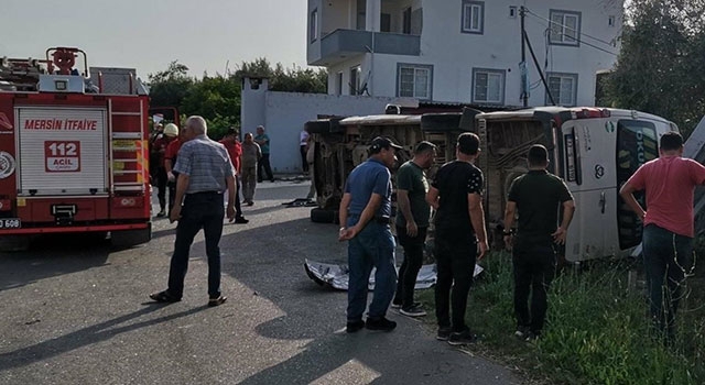 Mersin’de kamyonla çarpışan öğrenci servisi devrildi