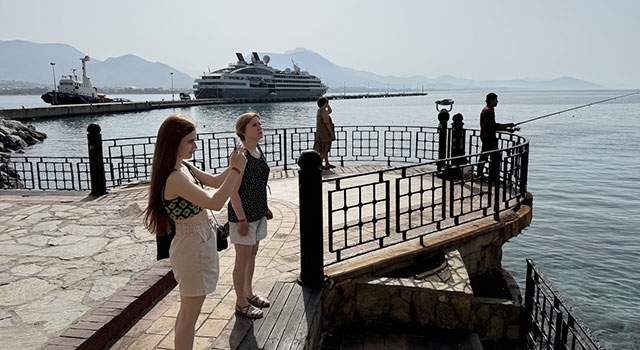 Yolcu gemisi ”L’austral” Alanya Limanı’na demirledi