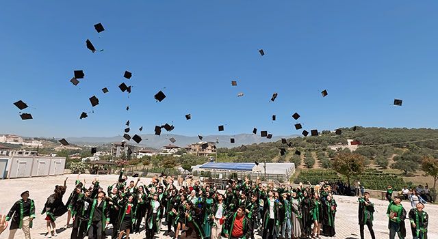 Antakya’da lise öğrencileri için mezuniyet töreni düzenlendi