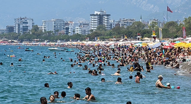 Antalya sahillerinde bayram yoğunluğu sürüyor