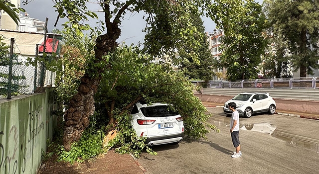 Antalya’da yağış ve fırtına etkili oldu