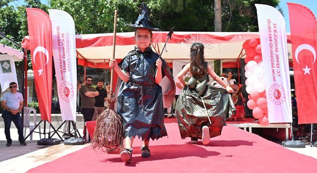 Atık Malzemelerden Tasarlanan Kıyafetlerle Defile Beğenildi