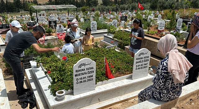 Depremlerden etkilenen Hatay, Adana ve Osmaniye’de mezarlıklar ziyaret edildi