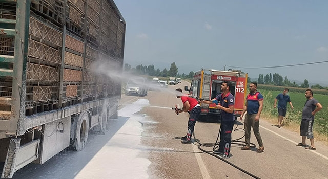 Osmaniye’de tavuk yüklü tırda çıkan yangın söndürüldü