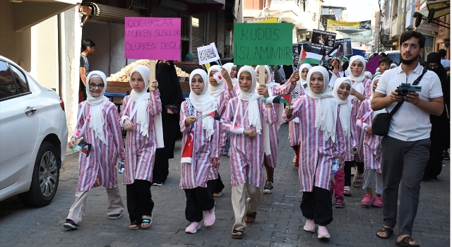 Adana’da çocuklar, Gazze’deki yaşıtlarına destek için bayraklarla yürüdü