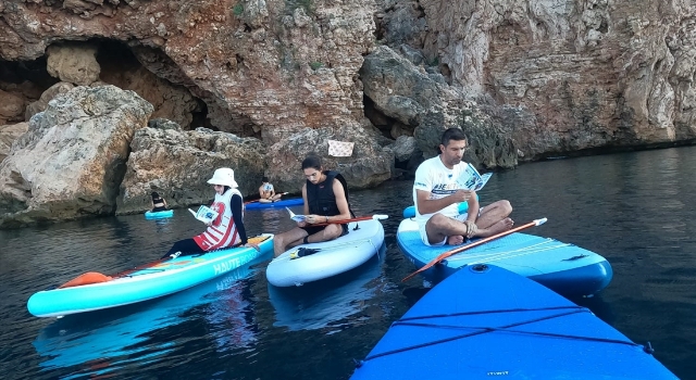 Antalya’da gönüllüler farkındalık oluşturmak için denizde kitap okudu