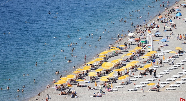 Antalya’da sıcaktan bunalanlar sahillerde yoğunluk oluşturdu