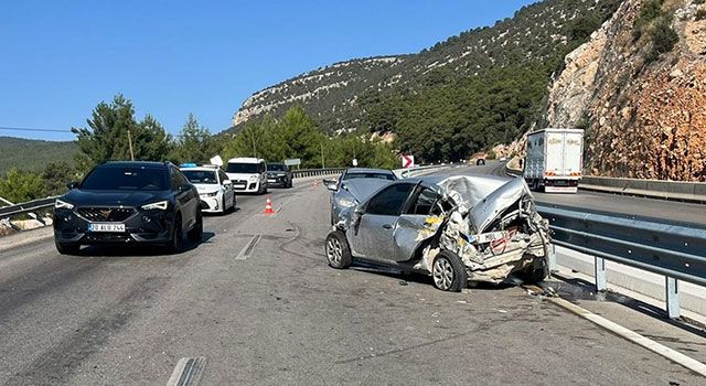 Antalya’da üç aracın karıştığı kazada 1 kişi öldü, 1 kişi yaralandı