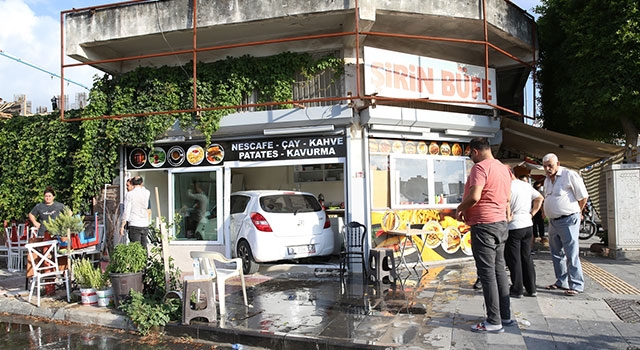 Hatay’da kontrolden çıkan otomobil büfeye girdi 4 kişi yaralandı