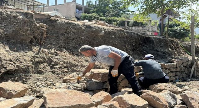 Osmaniye'de depremde hasar alan duvar yeniden yapılıyor