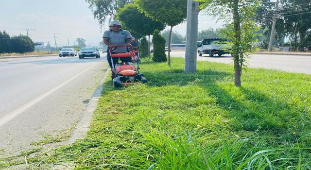 Park ve Bahçelerde Temizlik Çalışmaları Sürüyor