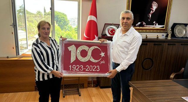 Usta Öğreticiden Müdür Albak’a Anlamlı Hediye