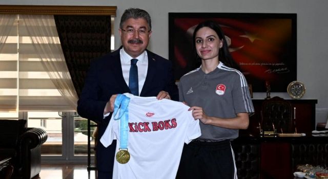 Vali Yılmaz Başarılı Sporcuyu Makamında Kabul Etti.