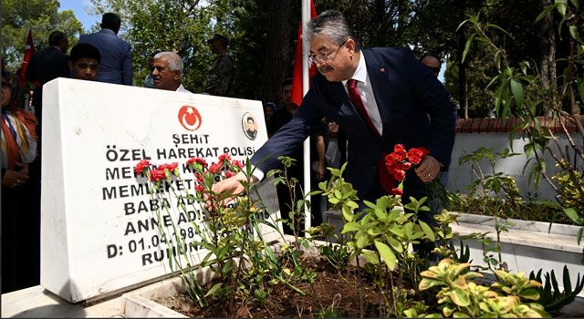 Vali Yılmaz ve Protokolden Şehitlik Ziyareti