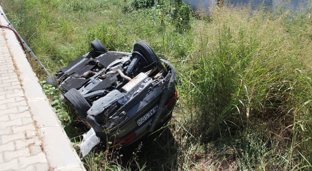 Antalya’da şarampole devrilen otomobildeki 3 kişi yaralandı