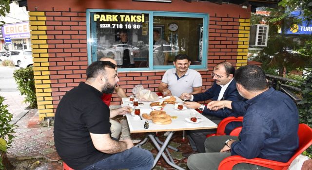 Kaymakam Erdinç Dolu'dan Taksicilerle Simitli Çaylı Kahvaltı