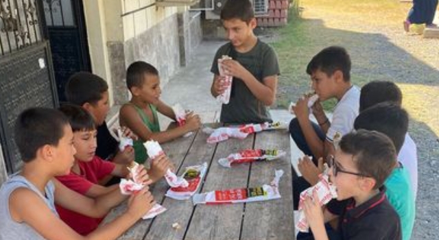 Kuran Kursu Öğrencilerine Hayırsever Esnaflardan Çiğ Köfte İkramı