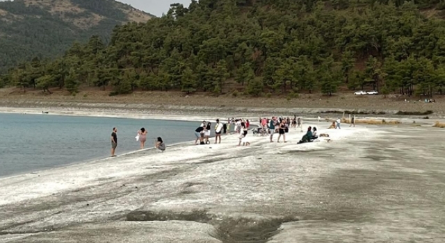 Salda Gölü’ne giren genç boğuldu