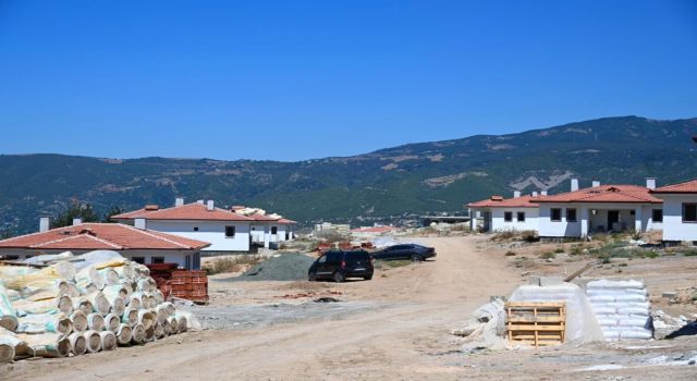 Vali Yılmaz, Çolaklı Köyü'nde Devam Eden Deprem Konutlarını İnceledi